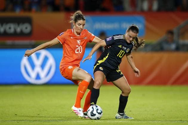 TILBURG - (l-r) Dominique Janssen of Holland, Kirsty Howat of Scotland during the Nations League match between the Netherlands and Scotland at Koning Willem II Stadium on June 3, 2025 in Tilburg, Netherlands. ANP BART STOUTJESDIJK xVIxANPxSportx xxANPxIVx 529253093 originalFilename: 529253093.jpg