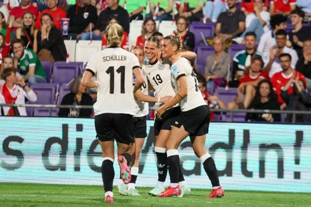 Vienna, Austria 03 June 2025 UEFA Nations League Women 2025 Austria vs Germany In the picture from left the second goal scorer Klara Bühl Buehl Germany scores the goal to make it 4 0 for Germany and cheers with Elisa Senß Senss Germany and Selina Cerci Germany Generali Arena Copyright: xFotostandx xFantinix