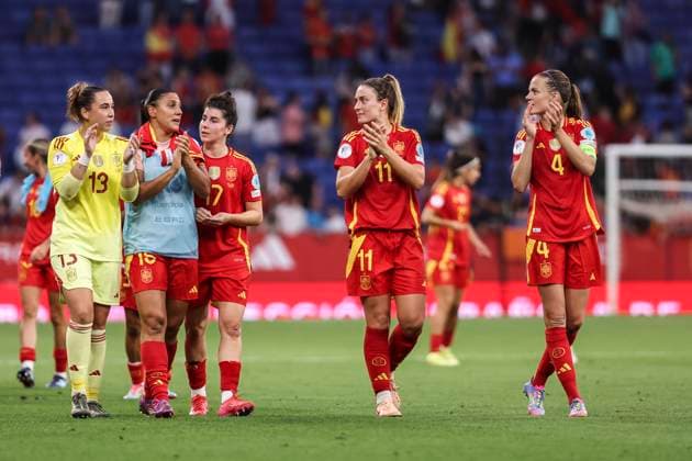 June 3, 2025, Cornella, Barcelona, SPAIN: Players of Spain celebrate with the fans after the team s victory during the UEFA Womens Nations League 2024 25 Grp A3 MD 6, match between Spain and England at RCDE Stadium on June 03, 2025 in Cornella, Barcelona, Spain. Cornella SPAIN - ZUMAa181 20250603_zaa_a181_200 Copyright: xJavierxBorregox