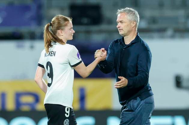 Sjoeke Nuesken Germany and national coach Christian Wueck Germany shake hands, UEFA Women s Nations League 2024 25 Grp A1 MD6, Austria and Germany, Viola Park on June 03, 2025 in Vienna, Austria Photo by Marco Steinbrenner DeFodi Images Sjoeke Nuesken Germany and national coach Christian Wueck Germany shake hands, UEFA Women s Nations League 2024 25 Grp A1 MD6, Austria and Germany, Viola Park, June 3, 2025 in Vienna, Austria Photo by Marco Steinbrenner DeFodi Images