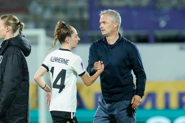 Sophia Kleinherne Germany and national coach Christian Wueck Germany shake hands, UEFA Women s Nations League 2024 25 Grp A1 MD6, Austria and Germany, Viola Park on June 03, 2025 in Vienna, Austria Photo by Marco Steinbrenner DeFodi Images Sophia Kleinherne Germany and national coach Christian Wueck Germany shake hands, UEFA Women s Nations League 2024 25 Grp A1 MD6, Austria and Germany, Viola Park, June 3, 2025 in Vienna, Austria Photo by Marco Steinbrenner DeFodi Images