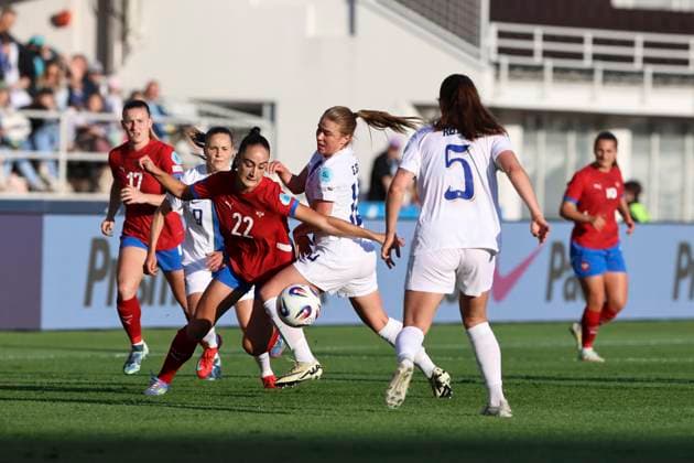 Emmi Siren (10 Finland) trying to wrestle Nina Matejic (22 Serbia) off the ball during the UEFA Women s Nations League game between Finland and Serbia at the Olympic Stadium, Helsinki, Finland, on Tuesday, 03 June, 2025. (Bettina Weissensteiner SPP) Copyright: xBettinaxWeissensteinerx xSPPx spp-en-BeWeSp-D02A6264