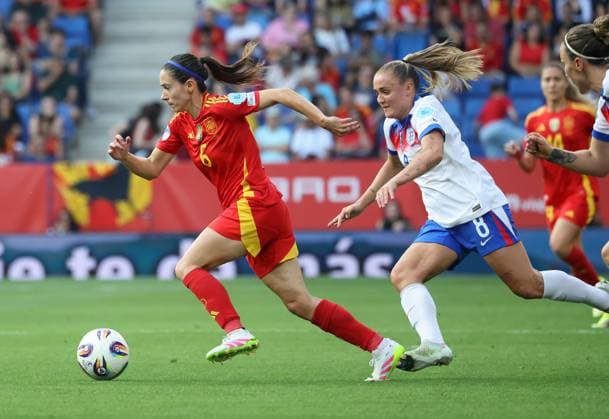 Spain v England - UEFA Women s Nations League Aitana Bonmati and Georgia Stanway play during the match between the women s national teams of Spain and England, corresponding to League A of Group 3 of the Women s Nations League, at the RCDE Stadium in Barcelona, Spain, on June 3, 2025. Barcelona Barcelona Spain  Copyright: xUrbanandsportx originalFilename:urbanandsport-spainven250603_npszj.jpg