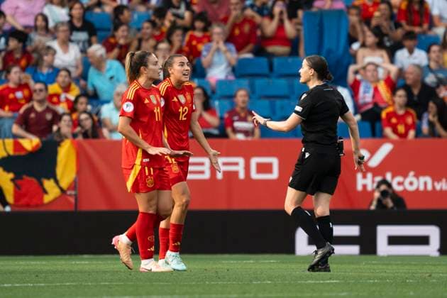 Spain v England - UEFA Women s Nations League 2024 25 Grp A3 MD6 Patri Guijarro and Alexia Putellas from the Spanish national team, Nationalteam claim a foul to the referee during the UEFA Women s Nations League 2024 25 Group A3 match between Spain and England at RCDE Stadium in Barcelona, Spain, on June 3, 2025. Barcelona Spain  Copyright: xRubenxDexLaxRosax originalFilename:delarosa-uefawome250603_npb0q.jpg