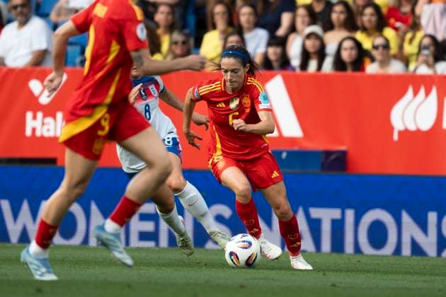 Spain v England - UEFA Women s Nations League 2024 25 Grp A3 MD6 Aitana Bonmati plays during the UEFA Women s Nations League 2024 25 Group A3 match between Spain and England at RCDE Stadium in Barcelona, Spain, on June 3, 2025. Barcelona Spain  Copyright: xRubenxDexLaxRosax originalFilename:delarosa-uefawome250603_npBtY.jpg