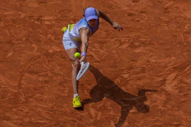 2025 French Open - Day Ten Iga Swiatek returns the ball against Elina Svitolina at the Roland Garros Grand Slam Tournament in Paris, France, on June 3, 2025. Paris France  Copyright: xRobertxSzaniszlox originalFilename:szaniszlo-notitle250603_npJ4j.jpg