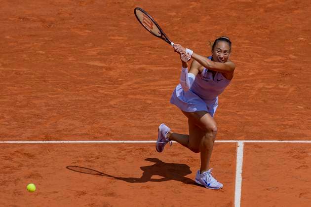 2025 French Open - Day Ten Qinwen Zheng returns the ball against Aryna Sabalenka at the Roland Garros Grand Slam Tournament in Paris, France, on June 3, 2025. Paris France  Copyright: xRobertxSzaniszlox originalFilename:szaniszlo-notitle250603_npOeC.jpg