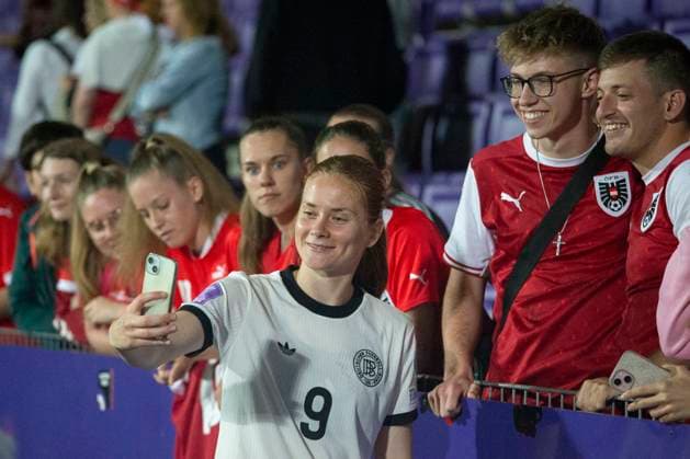 GER, Bremen, Soccer, Womens Soccer, UEFA Womens Nations League, Matchday 6, Austria vs Germany in picture v l Sjoeke Nuesken GER 09 , takes selfies with fans of Austria 03 06 2025, Franz Horr Stadium Vienna UEFA REGULATIONS PROHIBIT ANY USE OF PHOTOGRAPHS AS IMAGE SEQUENCES AND OR QUASI VIDEO, Copyright: HMBxMedia PaulxFritz