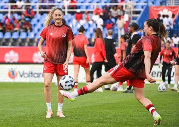 June 3, 2025, Montreal, Pq, Canada: Canada s Janine Sonis, left, and Vanessa Gilles pass the ball during the warm-up ahead of their International Friendly, Länderspiel, Nationalmannschaft soccer match against Haiti in Montreal on Tuesday, June 3, 2025. Janine Sonis, Vanessa Gilles, - ZUMAc35_ 20250603_zaf_c35_078 Copyright: xGrahamxHughesx