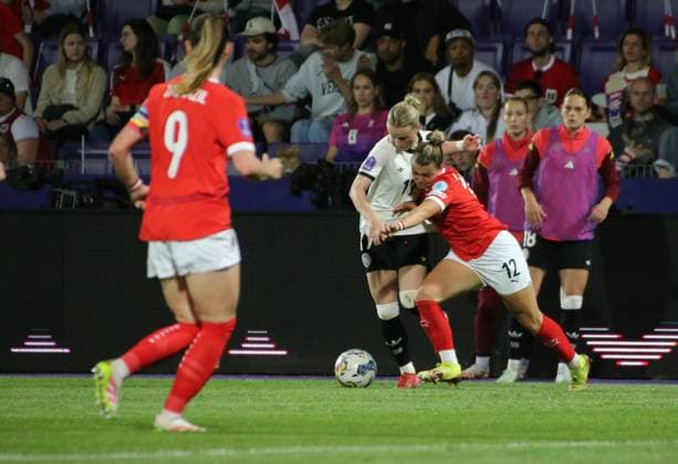 03 06 2025, xgrfx, Soccer UEFA Women s Nations League , Austria Germany v l Sarah Zadrazil Austria , Franziska Kett German Women s National Team , Laura Wienroither Austria DFL DFB REGULATIONS PROHIBIT ANY USE OF PHOTOGRAPHS as IMAGE SEQUENCES and or QUASI VIDEO Vienna