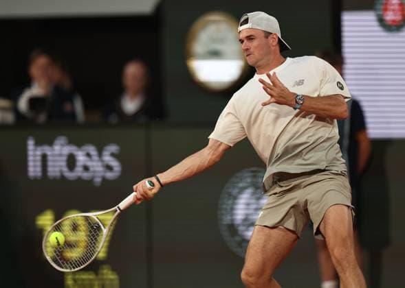 (250604) -- PARIS, June 4, 2025 -- Tommy Paul returns a shot during the men s singles quarter final match between Tommy Paul of the United States and Carlos Alcaraz of Spain at the French Open tennis tournament at Roland Garros, Paris, France, June 3, 2025. ) (SP)FRANCE-PARIS-TENNIS-FRENCH OPEN-MEN S SINGLES LixJing 