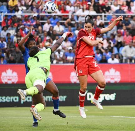 June 3, 2025, Montreal, Pq, Canada: Canada s Evelyne Viens (24) scores against Haiti s goalkeeper Kaina Cesar Pietrus (1) during first half International Friendly, Länderspiel, Nationalmannschaft soccer action in Montreal, Tuesday, June 3, 2025. Evelyne Viens, Kaina Cesar Pietrus, - ZUMAc35_ 20250603_zaf_c35_092 Copyright: xGrahamxHughesx