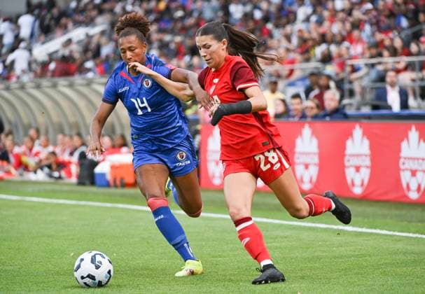 June 3, 2025, Montreal, Pq, Canada: Canada s Holly Ward (28) tries to get by Haiti s Amandine Pierre-Louis (14) during first half International Friendly, Länderspiel, Nationalmannschaft soccer action in Montreal, Tuesday, June 3, 2025. Holly Ward, Amandine Pierre-Louis, - ZUMAc35_ 20250603_zaf_c35_095 Copyright: xGrahamxHughesx