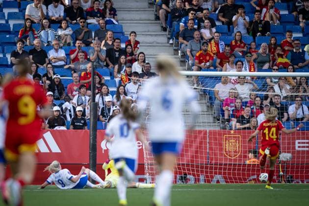 June 3, 2025, Barcelona, Spain: Agnes Beever-Jones (England) scores during a Women s Nations League match between Spain and England at Stage Front Stadium. Final Score: Spain 2 - England 1. Barcelona Spain - ZUMAs197 20250603_aaa_s197_208 Copyright: xFelipexMondinox