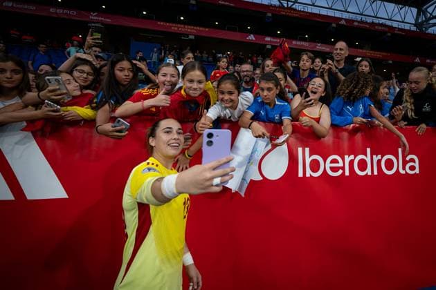 June 3, 2025, Barcelona, Spain: Goalkeeper Cata Coll (Spain) with the fans during a Women s Nations League match between Spain and England at Stage Front Stadium. Final Score: Spain 2 - England 1. Barcelona Spain - ZUMAs197 20250603_aaa_s197_238 Copyright: xFelipexMondinox