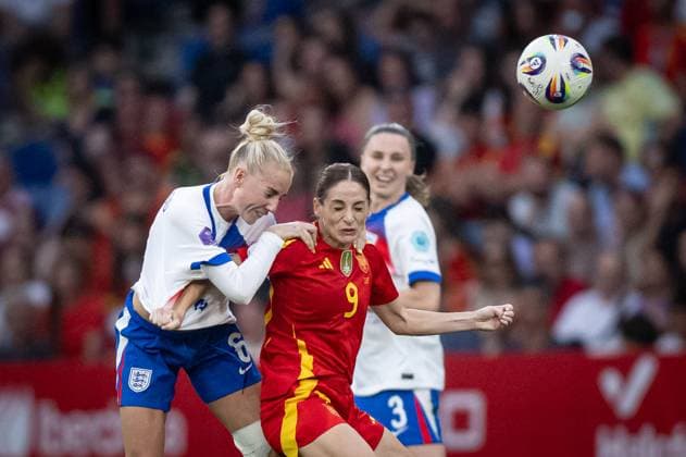 June 3, 2025, Barcelona, Spain: Esther Gonzalez (Spain) and Esme Morgan (England) battle for the ball during a Women s Nations League match between Spain and England at Stage Front Stadium. Final Score: Spain 2 - England 1. Barcelona Spain - ZUMAs197 20250603_aaa_s197_243 Copyright: xFelipexMondinox