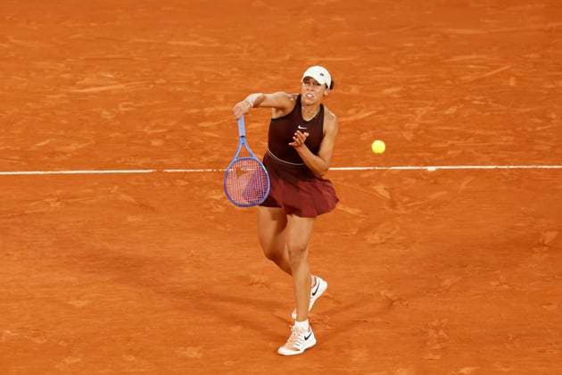 June 4, 2025, Paris, Paris, France: Madison Keys (USA) in action during the tennis Grand Slam of Roland Garros 2025, quarter final match between Madison Keys (USA) and Coco Gauff (USA)) at Roland Garros Stadium - on June 04.2025.Paris - France Paris France - ZUMAb253 20250604_zsp_b253_017 Copyright: xLoicxBaratouxx