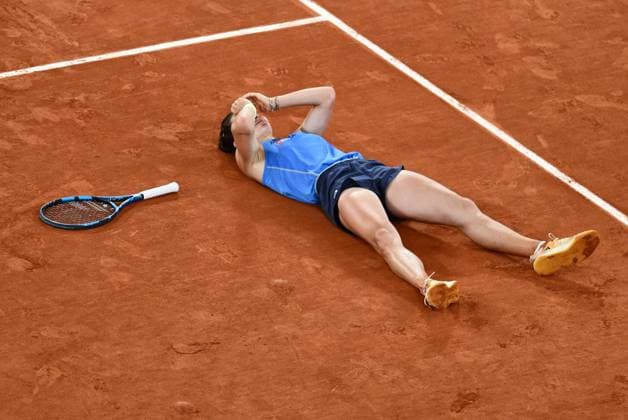 Roland Garros 2025: Lois Boisson (FRA) celebrates her victory against Mirra Andreeva in the quarter-finals of the Grand Slam tournament, on the Philippe Chatrier court, in Paris, on June 4, 2025, at the Roland-Garros stadium, - 04 06 2025 - France Ile-de-France (region) Paris -  JulienxMattiax xLexPictorium LePictorium_0309869