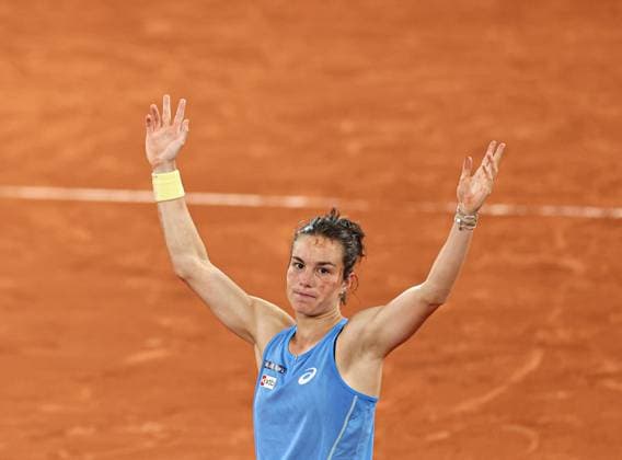 Sport Bilder des Tages (250604) -- PARIS, June 4, 2025 -- Lois Boisson celebrates winning the women s singles quarterfinal between Mirra Andreeva of Russia and Lois Boisson of France at the French Open tennis tournament at Roland Garros, Paris, France, June 4, 2025. ) (SP)FRANCE-PARIS-TENNIS-FRENCH OPEN-WOMEN S SINGLES-QUARTERFINAL LixJing 