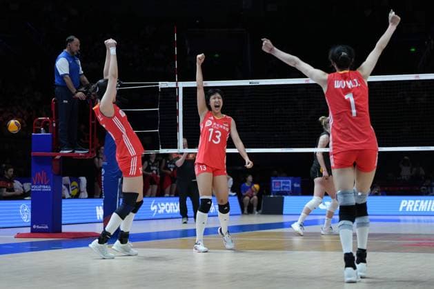 (250604) -- BEIJING, June 4, 2025 -- Dong Yuhan (C) and Wu Mengjie (R) of China celebrate after winning the pool 3 match between China and Belgium at the Women s Volleyball Nations League (VNL) 2025 at the National Indoor Stadium in Beijing, China, June 4, 2025. ) (SP)CHINA-BEIJING-VOLLEYBALL-VNL-CHINA VS BELGIUM(CN) JuxHuanzong 