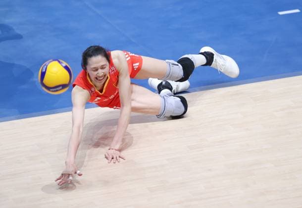 (250604) -- BEIJING, June 4, 2025 -- Wu Mengjie of China saves the ball during the pool 3 match between China and Belgium at the Women s Volleyball Nations League (VNL) 2025 at the National Indoor Stadium in Beijing, China, June 4, 2025. ) (SP)CHINA-BEIJING-VOLLEYBALL-VNL-CHINA VS BELGIUM(CN) LuoxYuan 