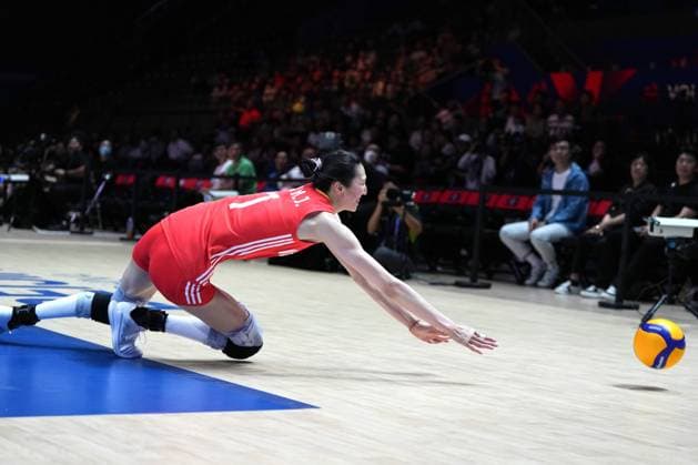 (250604) -- BEIJING, June 4, 2025 -- Wu Mengjie of China saves the ball during the pool 3 match between China and Belgium at the Women s Volleyball Nations League (VNL) 2025 at the National Indoor Stadium in Beijing, China, June 4, 2025. ) (SP)CHINA-BEIJING-VOLLEYBALL-VNL-CHINA VS BELGIUM(CN) JuxHuanzong 
