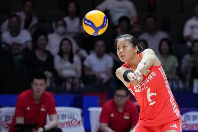 (250604) -- BEIJING, June 4, 2025 -- Gong Xiangyu of China digs the ball during the pool 3 match between China and Belgium at the Women s Volleyball Nations League (VNL) 2025 at the National Indoor Stadium in Beijing, China, June 4, 2025. ) (SP)CHINA-BEIJING-VOLLEYBALL-VNL-CHINA VS BELGIUM(CN) JuxHuanzong 