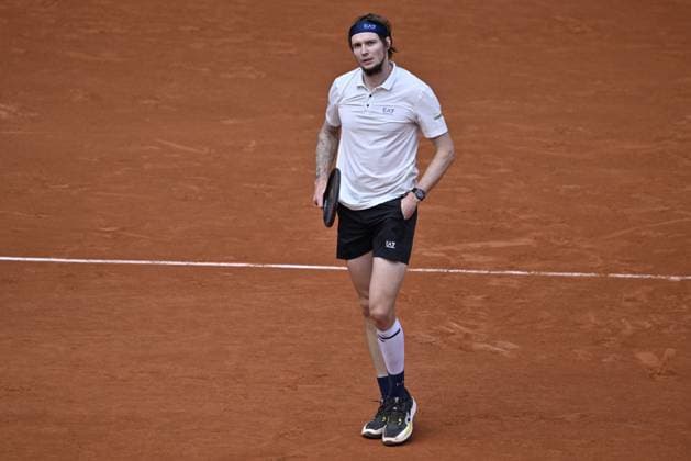2025 Roland-Garros - Day 11 PARIS, FRANCE - JUNE 4: Jannik Sinner (not seen) of Italy and Aleksandr Bublik of Kazakhstan compete during the Men s Singles Quarter Final match on Day Eleven of the 2025 French Open at Court Philippe-Chatrier in Paris, France on June 4, 2025. Burak Akbulut Anadolu Paris France. Editorial use only. Please get in touch for any other usage.  Copyright: x2025xAnadoluxBurakxAkbulutx
