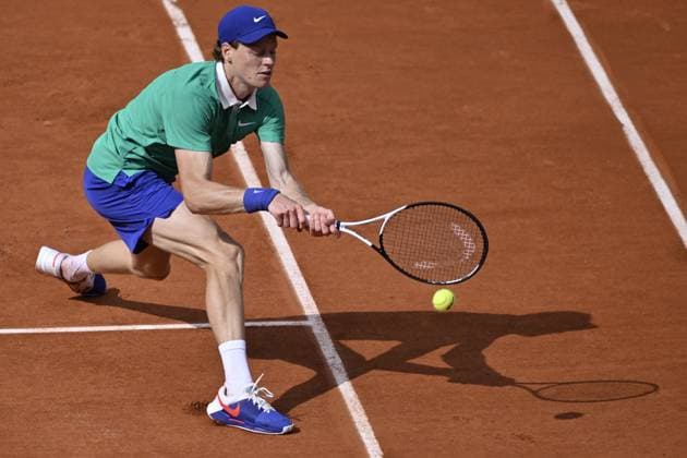 2025 Roland-Garros - Day 11 PARIS, FRANCE - JUNE 4: Jannik Sinner of Italy in action against Aleksandr Bublik (not seen) of Kazakhstan during the Men s Singles Quarter Final match on Day Eleven of the 2025 French Open at Court Philippe-Chatrier in Paris, France on June 4, 2025. Burak Akbulut Anadolu Paris France. Editorial use only. Please get in touch for any other usage.  Copyright: x2025xAnadoluxBurakxAkbulutx
