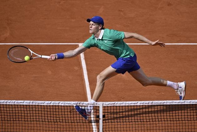 2025 Roland-Garros - Day 11 PARIS, FRANCE - JUNE 4: Jannik Sinner of Italy in action against Aleksandr Bublik (not seen) of Kazakhstan during the Men s Singles Quarter Final match on Day Eleven of the 2025 French Open at Court Philippe-Chatrier in Paris, France on June 4, 2025. Burak Akbulut Anadolu Paris France. Editorial use only. Please get in touch for any other usage.  Copyright: x2025xAnadoluxBurakxAkbulutx
