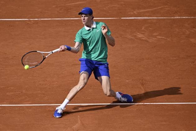 2025 Roland-Garros - Day 11 PARIS, FRANCE - JUNE 4: Jannik Sinner of Italy in action against Aleksandr Bublik (not seen) of Kazakhstan during the Men s Singles Quarter Final match on Day Eleven of the 2025 French Open at Court Philippe-Chatrier in Paris, France on June 4, 2025. Burak Akbulut Anadolu Paris France. Editorial use only. Please get in touch for any other usage.  Copyright: x2025xAnadoluxBurakxAkbulutx