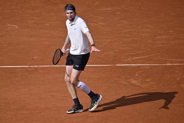 2025 Roland-Garros - Day 11 PARIS, FRANCE - JUNE 4: Aleksandr Bublik of Kazakhstan in action against Jannik Sinner (not seen) of Italy during the Men s Singles Quarter Final match on Day Eleven of the 2025 French Open at Court Philippe-Chatrier in Paris, France on June 4, 2025. Burak Akbulut Anadolu Paris France. Editorial use only. Please get in touch for any other usage.  Copyright: x2025xAnadoluxBurakxAkbulutx