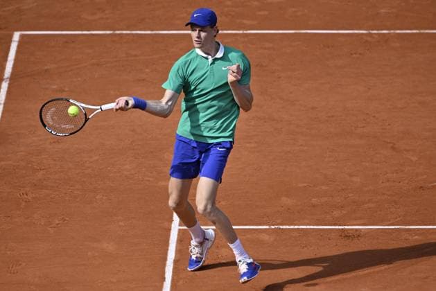 2025 Roland-Garros - Day 11 PARIS, FRANCE - JUNE 4: Jannik Sinner of Italy in action against Aleksandr Bublik (not seen) of Kazakhstan during the Men s Singles Quarter Final match on Day Eleven of the 2025 French Open at Court Philippe-Chatrier in Paris, France on June 4, 2025. Burak Akbulut Anadolu Paris France. Editorial use only. Please get in touch for any other usage.  Copyright: x2025xAnadoluxBurakxAkbulutx