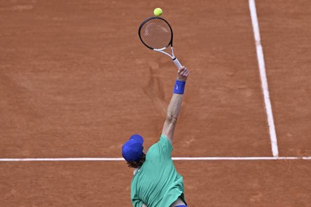 2025 Roland-Garros - Day 11 PARIS, FRANCE - JUNE 4: Jannik Sinner of Italy in action against Aleksandr Bublik (not seen) of Kazakhstan during the Men s Singles Quarter Final match on Day Eleven of the 2025 French Open at Court Philippe-Chatrier in Paris, France on June 4, 2025. Burak Akbulut Anadolu Paris France. Editorial use only. Please get in touch for any other usage.  Copyright: x2025xAnadoluxBurakxAkbulutx