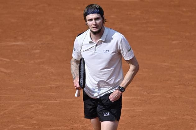 2025 Roland-Garros - Day 11 PARIS, FRANCE - JUNE 4: Jannik Sinner (not seen) of Italy in action against Aleksandr Bublik of Kazakhstan during the Men s Singles Quarter Final match on Day Eleven of the 2025 French Open at Court Philippe-Chatrier in Paris, France on June 4, 2025. Burak Akbulut Anadolu Paris France. Editorial use only. Please get in touch for any other usage.  Copyright: x2025xAnadoluxBurakxAkbulutx