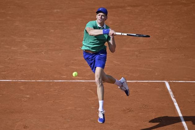 2025 Roland-Garros - Day 11 PARIS, FRANCE - JUNE 4: Jannik Sinner of Italy in action against Aleksandr Bublik (not seen) of Kazakhstan during the Men s Singles Quarter Final match on Day Eleven of the 2025 French Open at Court Philippe-Chatrier in Paris, France on June 4, 2025. Burak Akbulut Anadolu Paris France. Editorial use only. Please get in touch for any other usage.  Copyright: x2025xAnadoluxBurakxAkbulutx