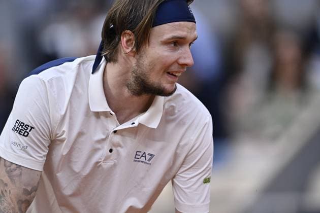 2025 Roland-Garros - Day 11 PARIS, FRANCE - JUNE 4: Aleksandr Bublik of Kazakhstan in action against Jannik Sinner (not seen) of Italy during the Men s Singles Quarter Final match on Day Eleven of the 2025 French Open at Court Philippe-Chatrier in Paris, France on June 4, 2025. Burak Akbulut Anadolu Paris France. Editorial use only. Please get in touch for any other usage.  Copyright: x2025xAnadoluxBurakxAkbulutx