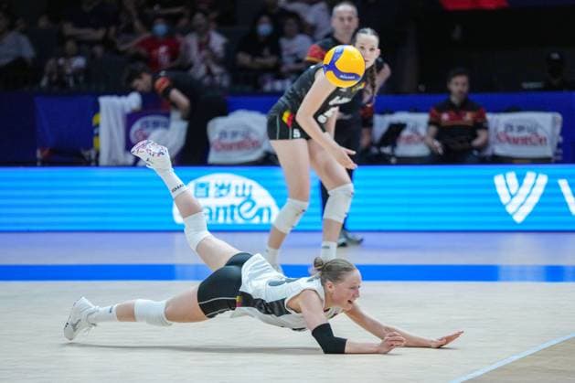 (250604) -- BEIJING, June 4, 2025 -- Britt Rampelberg of Belgium saves the ball during the pool 3 match between China and Belgium at the Women s Volleyball Nations League (VNL) 2025 at the National Indoor Stadium in Beijing, China, June 4, 2025. ) (SP)CHINA-BEIJING-VOLLEYBALL-VNL-CHINA VS BELGIUM(CN) JuxHuanzong 