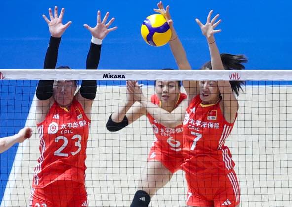 (250604) -- BEIJING, June 4, 2025 -- Zhang Zixuan (L) of China competes during the pool 3 match between China and Belgium at the Women s Volleyball Nations League (VNL) 2025 at the National Indoor Stadium in Beijing, China, June 4, 2025. ) (SP)CHINA-BEIJING-VOLLEYBALL-VNL-CHINA VS BELGIUM(CN) LuoxYuan 
