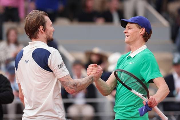 Alexander Bublik congratulates the winner Jannik Sinner Cap Tennis French Open 2025 Roland Garros Paris France June 4, 2025 Copyright: xJuergenxHasenkopfx