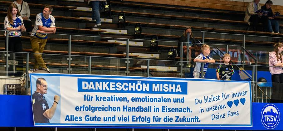 Farewell banner to the coach from Eisenach Misha Kaufmann Coach, ThSV Eisenach GER, ThSV Eisenach vs 1 VfL Potsdam, Handball, 1 Bundesliga, 33 Matchday, Season 2024 2025, 04 06 2025 GER, ThSV Eisenach vs 1 VfL Potsdam, Handball, 1 Bundesliga, 33 Matchday, Season 2024 2025, 04 06 2025 Eisenach Copyright: xEibner-Pressefoto MartinxHerbstx EP_MHT