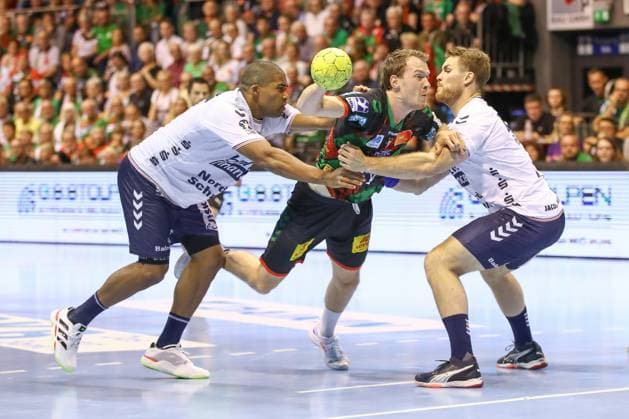 04 06 2025, xgox, Handball Daikin HBL, SC Magdeburg SG Flensburg Handewitt emspor, v l Mads Mensah Larsen Flensburg, 22 , Felix Claar Magdeburg, 7 , Johannes Golla Flensburg, 4 duel, duel, fight, tackle Magdeburg