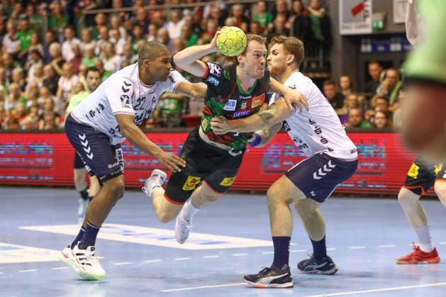04 06 2025, xgox, Handball Daikin HBL, SC Magdeburg SG Flensburg Handewitt emspor, v l Mads Mensah Larsen Flensburg, 22 , Felix Claar Magdeburg, 7 , Johannes Golla Flensburg, 4 duel, duel, fight, tackle Magdeburg