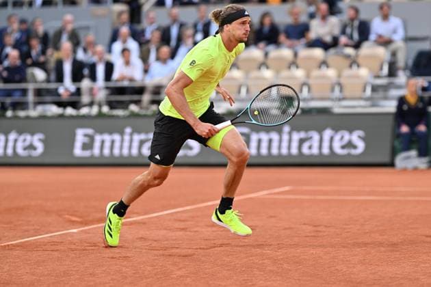 2025 Roland-Garros - Day 11 PARIS, FRANCE - JUNE 4: Alexander Zverev of Germany in action against Novak Djokovic (not seen) of Serbia during the Men s Singles Quarter Final match on Day Eleven of the 2025 French Open at Court Philippe-Chatrier in Paris, France on June 4, 2025. Mustafa Yalcin Anadolu Paris France. Editorial use only. Please get in touch for any other usage.  Copyright: x2025xAnadoluxMustafaxYalcinx