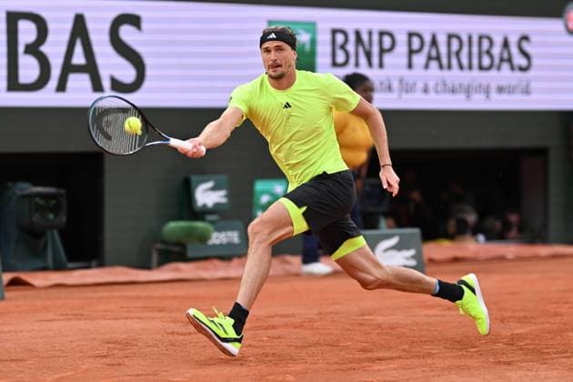 2025 Roland-Garros - Day 11 PARIS, FRANCE - JUNE 4: Alexander Zverev of Germany in action against Novak Djokovic (not seen) of Serbia during the Men s Singles Quarter Final match on Day Eleven of the 2025 French Open at Court Philippe-Chatrier in Paris, France on June 4, 2025. Mustafa Yalcin Anadolu Paris France. Editorial use only. Please get in touch for any other usage.  Copyright: x2025xAnadoluxMustafaxYalcinx