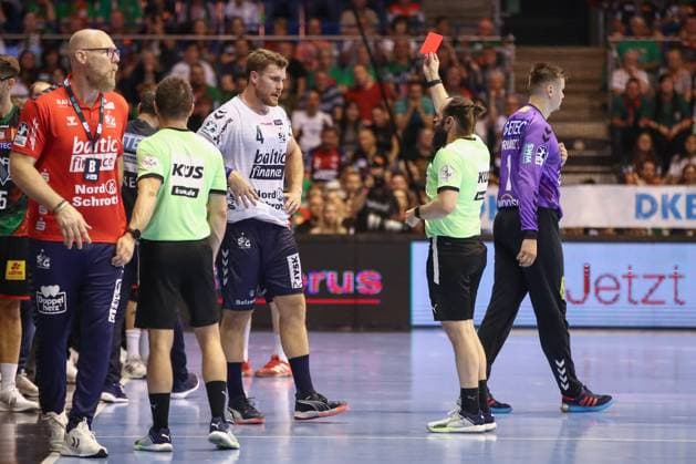 04 06 2025, xgox, Handball Daikin HBL, SC Magdeburg SG Flensburg Handewitt emspor, v l Johannes Golla Flensburg, 4 red card, sending off, sent off Magdeburg