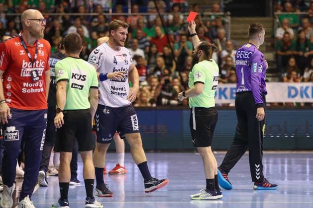 04 06 2025, xgox, Handball Daikin HBL, SC Magdeburg SG Flensburg Handewitt emspor, v l Johannes Golla Flensburg, 4 red card, sending off, sent off Magdeburg