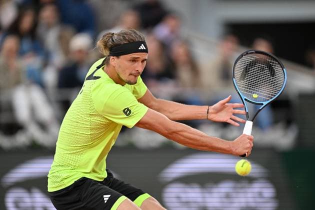 2025 Roland-Garros - Day 11 PARIS, FRANCE - JUNE 4: Alexander Zverev of Germany in action against Novak Djokovic (not seen) of Serbia during the Men s Singles Quarter Final match on Day Eleven of the 2025 French Open at Court Philippe-Chatrier in Paris, France on June 4, 2025. Mustafa Yalcin Anadolu Paris France. Editorial use only. Please get in touch for any other usage.  Copyright: x2025xAnadoluxMustafaxYalcinx