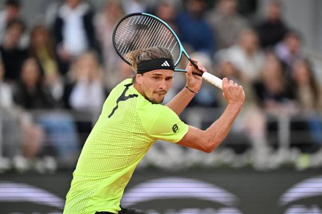 2025 Roland-Garros - Day 11 PARIS, FRANCE - JUNE 4: Alexander Zverev of Germany in action against Novak Djokovic (not seen) of Serbia during the Men s Singles Quarter Final match on Day Eleven of the 2025 French Open at Court Philippe-Chatrier in Paris, France on June 4, 2025. Mustafa Yalcin Anadolu Paris France. Editorial use only. Please get in touch for any other usage.  Copyright: x2025xAnadoluxMustafaxYalcinx