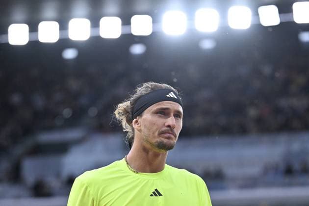 2025 Roland-Garros - Day 11 PARIS, FRANCE - JUNE 4: Alexander Zverev of Germany in action against Novak Djokovic (not seen) of Serbia during the Men s Singles Quarter Final match on Day Eleven of the 2025 French Open at Court Philippe-Chatrier in Paris, France on June 4, 2025. Burak Akbulut Anadolu Paris France. Editorial use only. Please get in touch for any other usage.  Copyright: x2025xAnadoluxBurakxAkbulutx